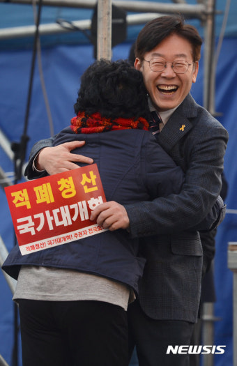 지지자와 포옹하는 이재명 성남시장