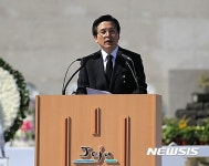 제주4·3희생자 추념식서 추모사하는 황교안 대통령권한대행 국무총리