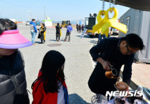 평일에도 발길 이어진 목포신항…미수습자 귀환 염원