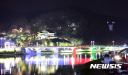 야간 조명에 운치를 더하는 밀양 영남루