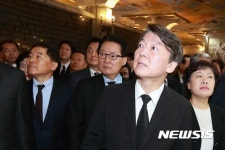 현충탑 내 위패봉안관 둘러보는 안철수