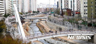 벚꽃길 걸으며 봄향기 느껴요~