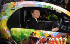 전기자동차 시승하는 안철수 국민의당 대선 후보