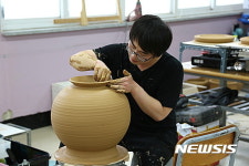 도자기 빚는 기능대회 참가 학생