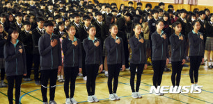 국민의례하는 수영부 선수단과 학생들