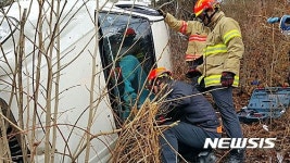 태백 서학골 산길에서 승용차 전도