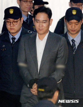 법정 향하는 이재용 회장