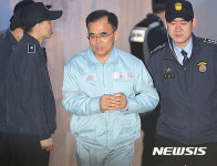 공판 출석하는 김종