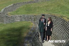 1차세계대전 때 참호 둘러보는 트뤼도 총리 부부