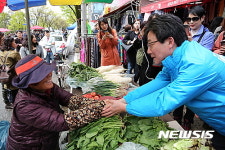 대구 반야월시장 방문한 유승민