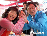 대구 반야월시장 상인과 인증샷 찍는 유승민