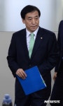 기자간담회 참석하는 이주열 한은 총재