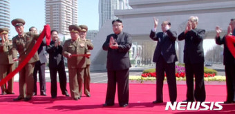 여명거리 준공식 참석한 김정은