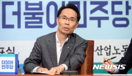 인사말 하는 허권 전국금융산업노동조합 위원장