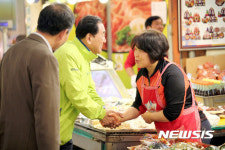 광탄시장 찾은 이재오 후보