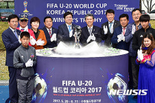 수원월드컵경기장서 FIFA U-20 월드컵 우승 트로피 첫 공개