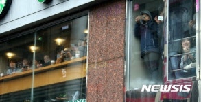 문재인 대선 후보 촬영하는 시민