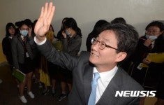 학생들에게 손 흔드는 유승민