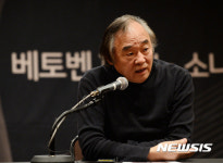 기자간담회하는 백건우