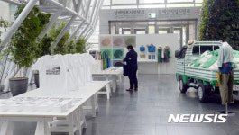 서울시청 로비에서 열리는 서울로7017 기념품