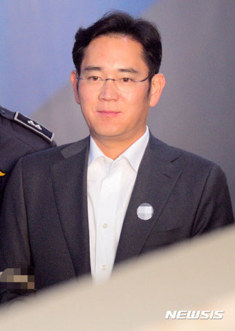 법정 향하는 이재용 부회장