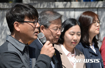 발언하는 송경동 시인