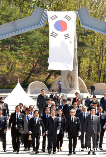 4.19 민주묘지 방문하는 홍준표 한국당 대선 후보