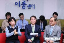 이룸센터 찾은 안철수 후보