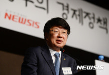 뉴시스포럼 주제발표하는 이종구