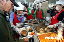 배식봉사 벌이는 김미경