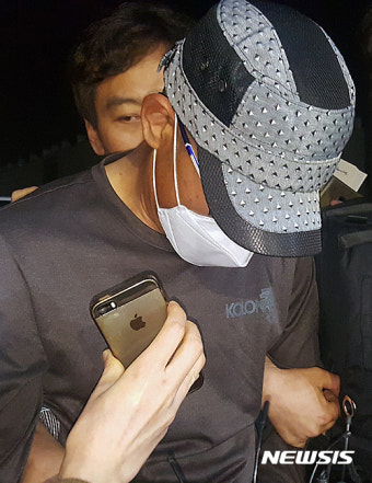 경찰에 붙잡힌 총기강도 용의자