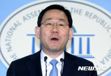 바른정당 후보 단일화 방안 관련 기자회견 하는 주호영