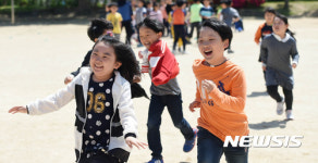 선생님에게 달려가는 어린이들