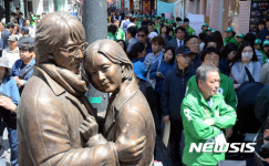 겨울연가 동상과 함께 안 후보 유세 보는 시민들