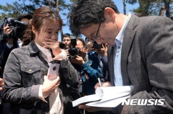 정치 에세이에 사인해주는 유승민