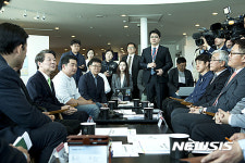 강원정보문화진흥원을 찾은 안철수