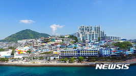 여수 해안 마을에 아름다운 채색 추진