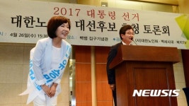 대한 노인회 참석자들에게 인사하는 유승민 부부