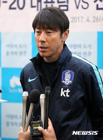 경기 전 인터뷰하는 신태용 감독