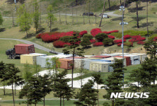 성주골프장에 옮겨지는 사드 운용 장비들