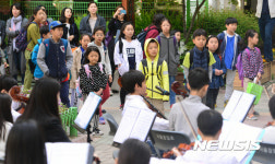 등굣길에 펼쳐지는 음악회