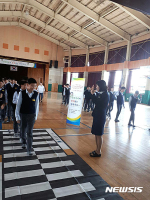 교통안전교육 받는 충남중학교 학생들 | 포토뉴스