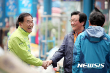 봉화 상설시장 찾은 이재오 후보