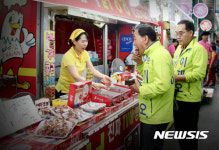 강릉 성남시장 방문한 이재오