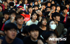 구호 외치는 430청년학생문화제 참가자들