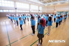 미세먼지 영향으로 실내에서 진행된 체육대회