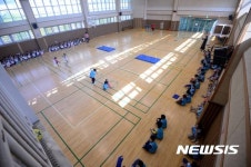 실내에서 진행된 초등학교 체육대회