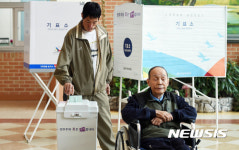 거소투표하는 어르신들