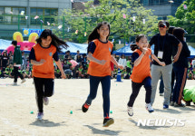 신나게 달리는 어린이들