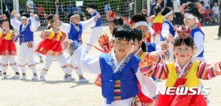 초등생들이 펼치는 꼭두각시 공연